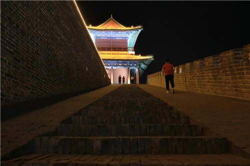 為了保護文物，消減火災隱患，正定縣的旅游點，參觀者必須接受禁帶火種檢查。-河寧 攝.jpg